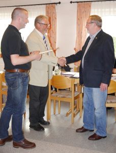 M. Schumann und M. Berkowski gratulieren dem neuen Ehrenvorsitzendem Reinhard Sprung.