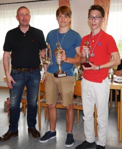 M. Schumann gratuliert dem Kindervereinsmeister Lasse Gürlich und dem Jugendvereinsmeister Simon Baar.