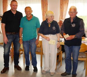 Fahrtenabzeichen verliehen an Gisbert Schulz, Heike Rodenburg, Hans Schäfer.